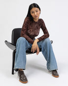 Body mit Blätter Print aus Samt sitzend