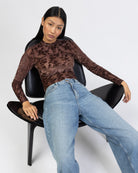 Body mit Blätter Print aus Samt sitzend