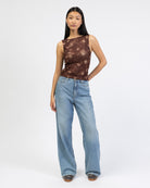 Mesh Top mit abstrakten Muster kombiniert mit Jeans