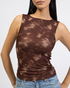 Mesh Top mit abstrakten Muster im Detail