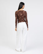 Langarm Mesh Shirt mit abstrakten Muster von hinten