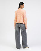 Gestreifte Strickjacke mit Stehkragen von hinten