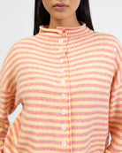 Gestreifte Strickjacke mit Stehkragen im Detail