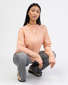 Gestreifte Strickjacke mit Stehkragen im Sitzen