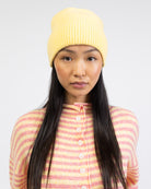 Weiche Strickmütze getragen von vorne