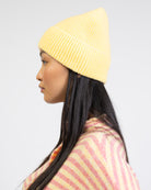 Weiche Strickmütze getragen von der Seite