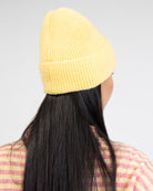 Weiche Strickmütze getragen von hinten