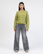 Strickjacke mit Rundhalsausschnitt kombiniert mit grauer Jeans