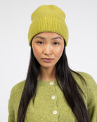 Weiche Strickmütze getragen