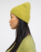 Weiche Strickmütze von der Seite