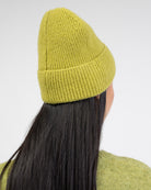 Weiche Strickmütze on hinten