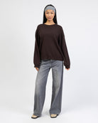 Klassischer Pullover mit Rundhalsausschnitt kombiniert mit grauer Jeans