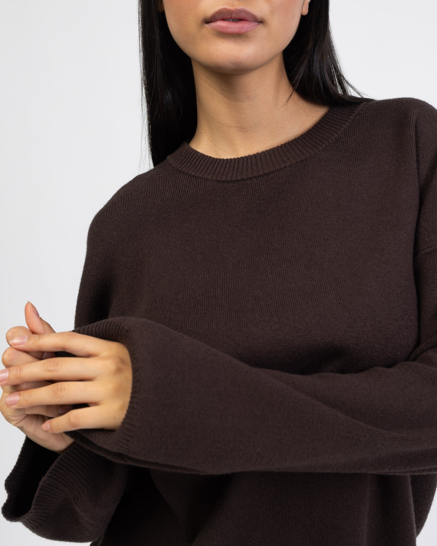 Klassischer Pullover mit Rundhalsausschnitt im Detail