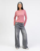 Buntes  Langarmshirt mit Rundhalsauschnitt kombiniert mit grauer Jeans