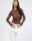 Langarm Mesh Shirt mit abstrakten Muster von vorne