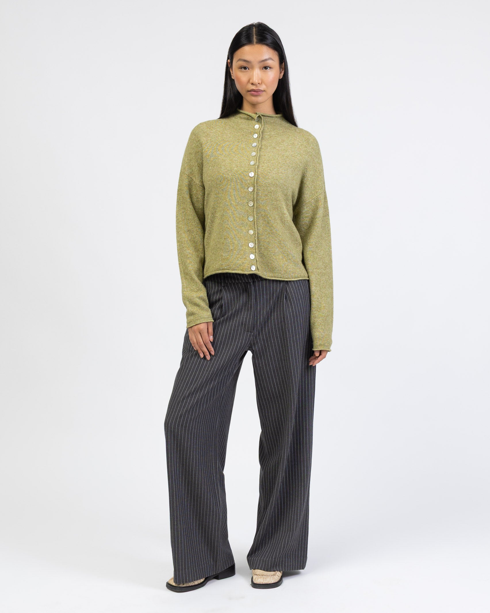 Strickjacke mit Stehkragen kombiniert mit nadelstreifenhose