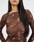 Langarm Mesh Shirt mit abstrakten Muster im Detail