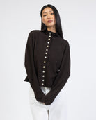 Strickjacke mit Stehkragen von vorne