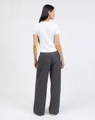 Nadelstreifen Hose mit geraden Bein von hinten