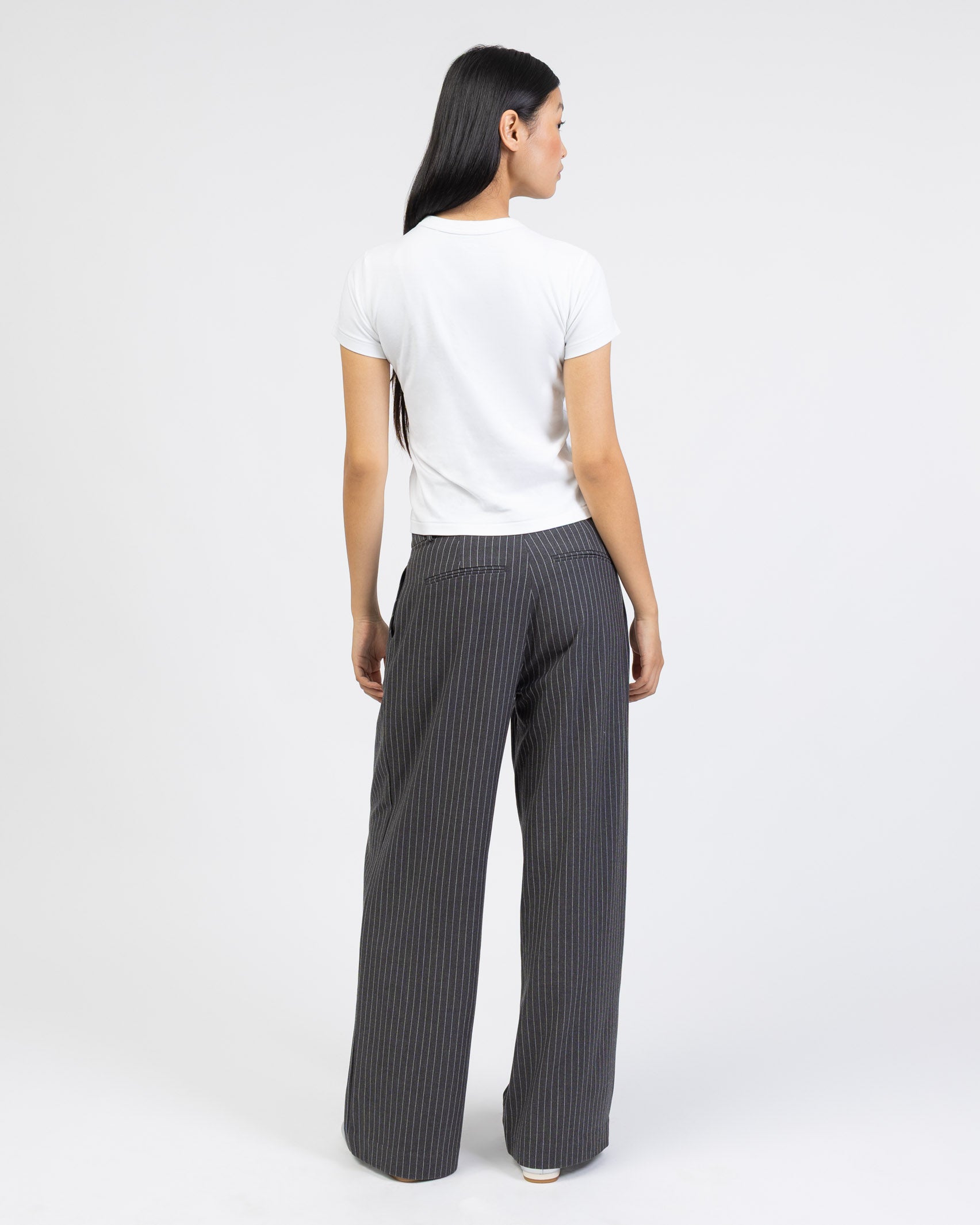 Nadelstreifen Hose mit geraden Bein von hinten