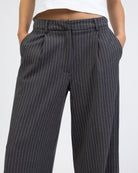 Nadelstreifen Hose mit geraden Bein im Detail von vorne