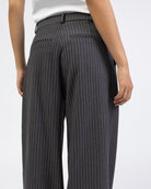 Nadelstreifen Hose mit geraden Bein von hinten