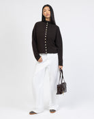 Strickjacke mit Stehkragen kombiniert mit weißer Jeans