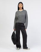 Einfarbige Strickjacke kombiniert mit lockerer Hose