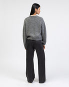 Einfarbige Strickjacke von hinten