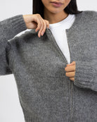 Einfarbige Strickjacke im Detail