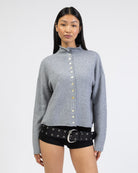 Strickjacke mit Stehkragen von vorne