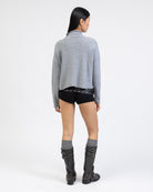 Strickjacke mit Stehkragen von hinten