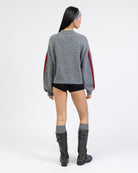 Strickpullover mit Streifendetails von hinten