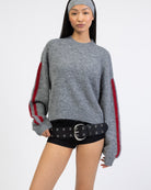 Strickpullover mit Streifendetails mit Haarband kombiniert