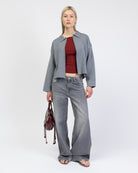 Kastige Strickjacke mit Reißverschluss kombiniert mit grauer Jeans 