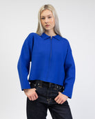 Kastige Strickjacke mit Reißverschluss geschlossen