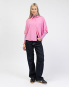 Weite Kurzarm Bluse kombinert mit Jeans