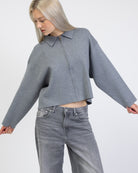 Kastige Strickjacke mit Reißverschluss im Detail