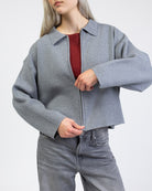 Kastige Strickjacke mit Reißverschluss im Detail