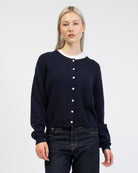 Klassische Strickjacke mit Rundhalsausschnitt von vorne