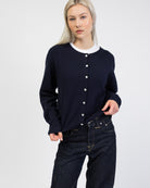 Klassische Strickjacke mit Rundhalsausschnitt von vorne