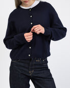 Klassische Strickjacke mit Rundhalsausschnitt im Detail