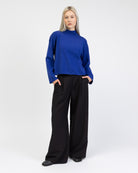 Weicher Pullover mit Stehkragen kombiniert mit baggy Hose