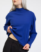 Weicher Pullover mit Stehkragen im Detail