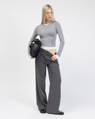 Langarmshirt mit Layering-Effekt kombiniert mit grauer Hose