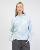 Gestreifte Strickjacke mit Stehkragen von vorne