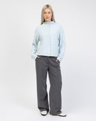 Gestreifte Strickjacke mit Stehkragen kombiniet mit grauer Hose