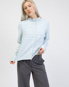 Gestreifte Strickjacke mit Stehkragen von vorne