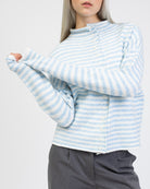 Gestreifte Strickjacke mit Stehkragen im Detail