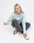 Gestreifte Strickjacke mit Stehkragen sitzend